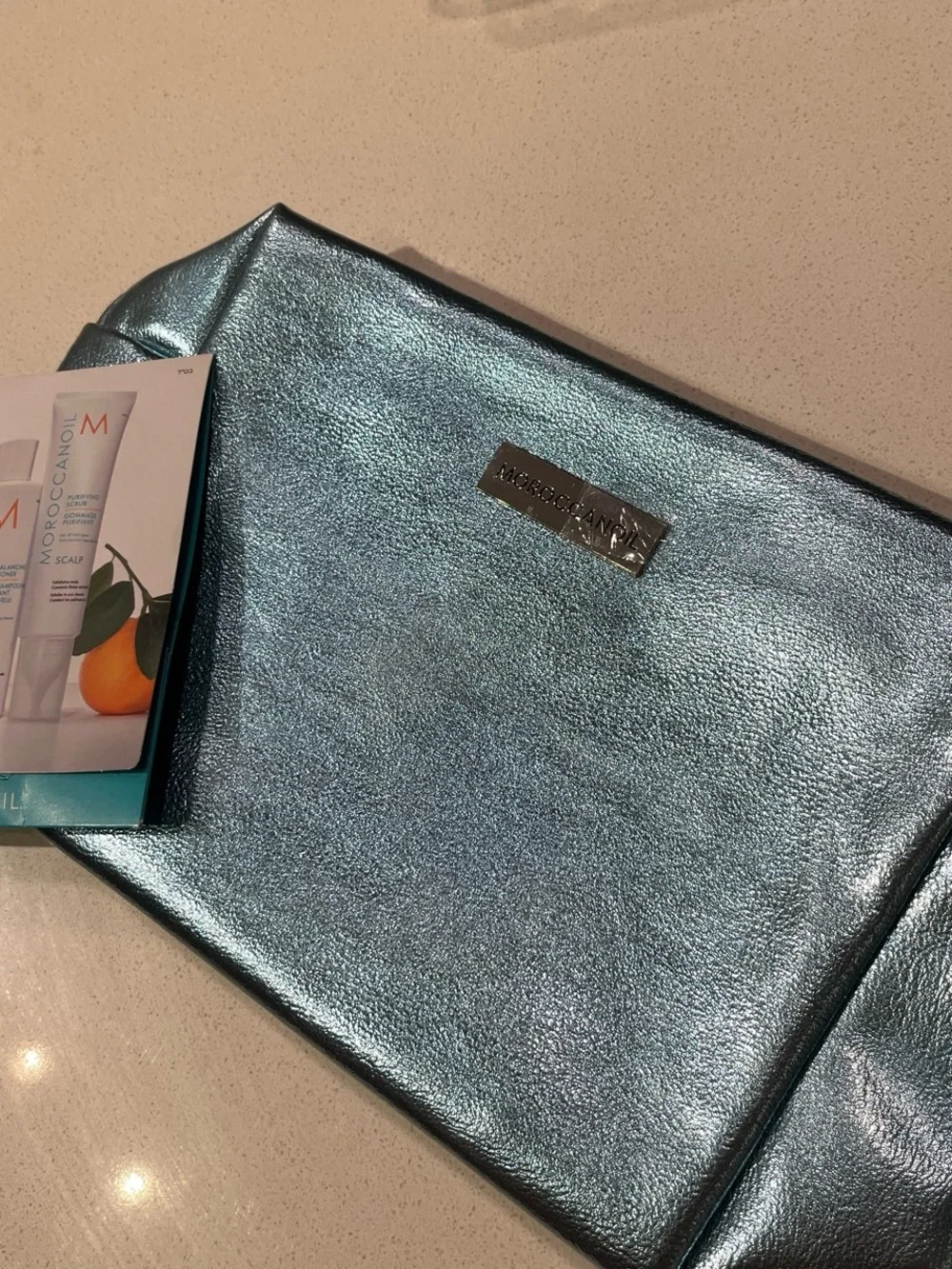 MorocanOil Costmetics Bag With Scalp Detox set